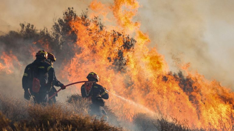 Más de 5.000 evacuados en la isla griega de Creta por un incendio forestal