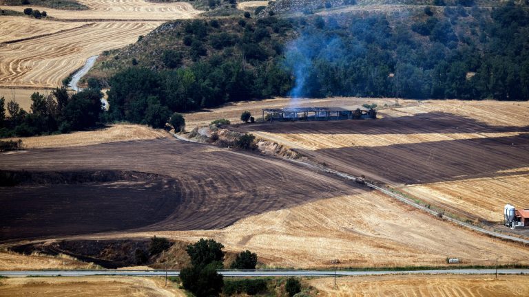 No salir del vehículo o mandar la ubicación: consejos sobre cómo actuar si un incendio nos sorprende en el coche
