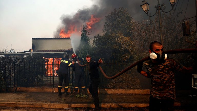 Grecia lucha contra una decena de incendios con miles de evacuados y decenas de viviendas quemadas