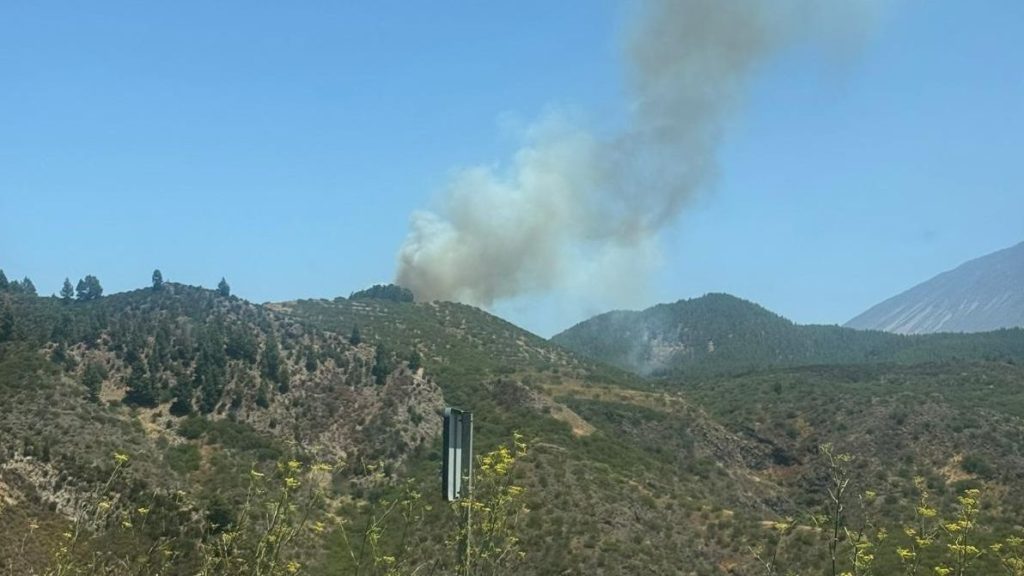 Un incendio en Tenerife obliga a desalojar a los vecinos de los municipios de El Tanque y Santiago del Teide