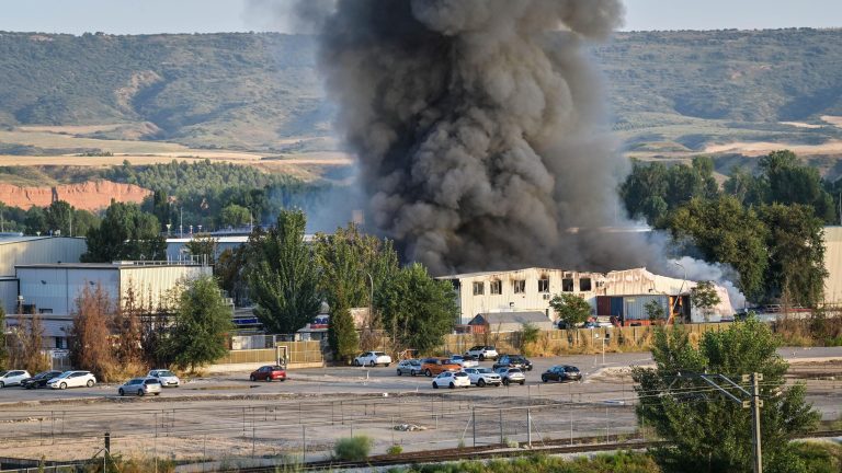 Un incendio en una planta de baterías en Azuqueca de Henares provoca el confinamiento de varias localidades