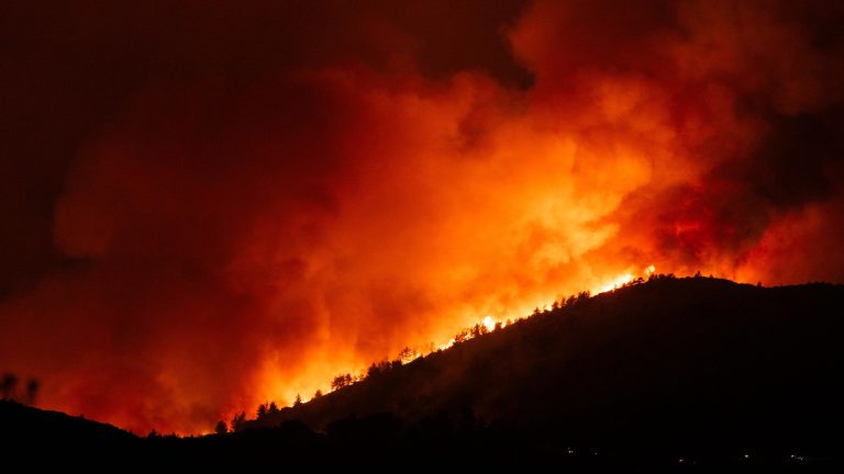 El incendio declarado en el sur de Ávila obliga al confinamiento parcial de Mombeltrán