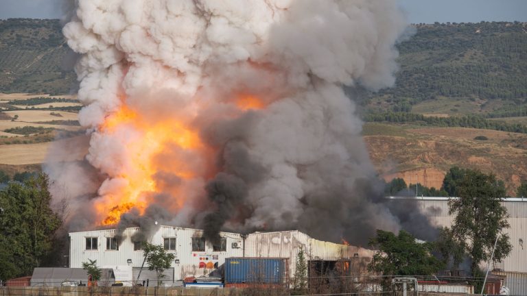 La evolución favorable del incendio de Azuqueca permite levantar las restricciones en varios municipios afectados