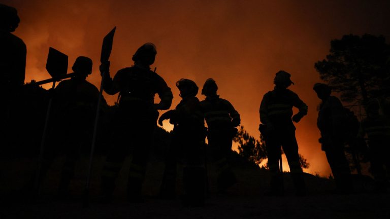 El viento complica la extinción del incendio de nivel 2 en Ávila, donde ha muerto un bombero en un accidente de tráfico