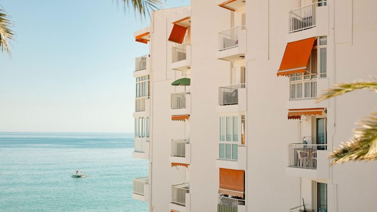 Engaño, urgencia y pagos fuera de la web: así operan las mafias del alquiler vacacional cada verano