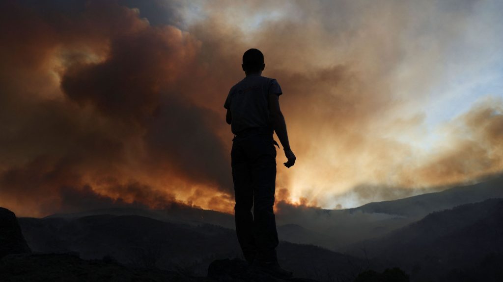 Confinan Mombeltrán para protegerlo de las llamas y el humo que provocará el "ataque técnico" al incendio de Ávila