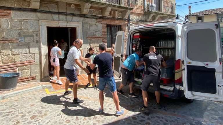 Vecinos en vilo en el incendio de Mombeltrán: "A pesar de la angustia, la solidaridad aflora, esa es la esperanza"