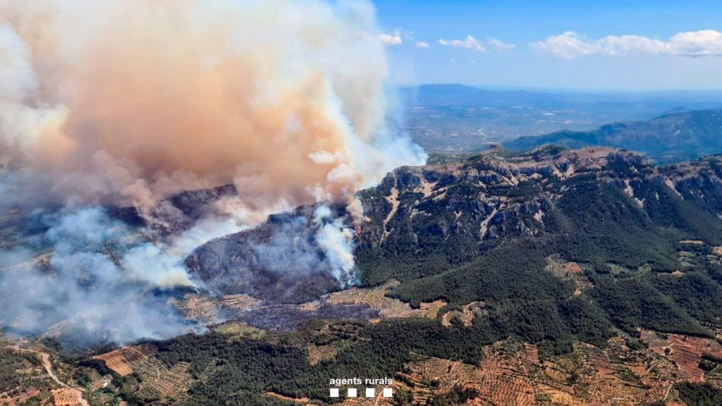 El incendio forestal en Paüls, Tarragona, se complica y quema cerca de 1.500 hectáreas