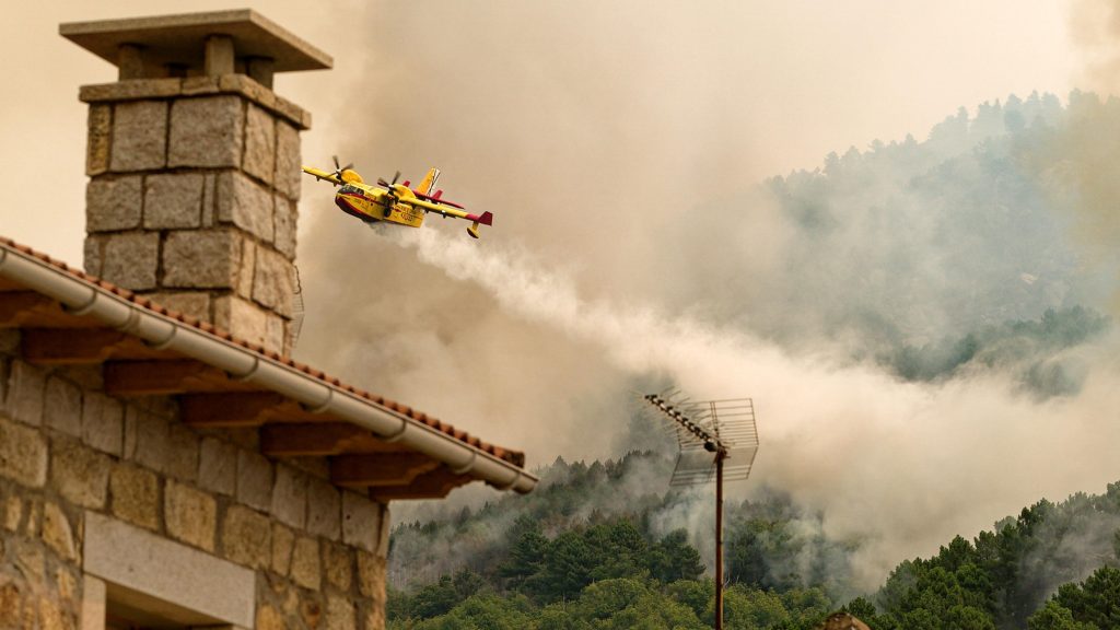 Los incendios en Cáceres, Ávila y Pontevedra siguen activos con vecinos confinados y desalojados