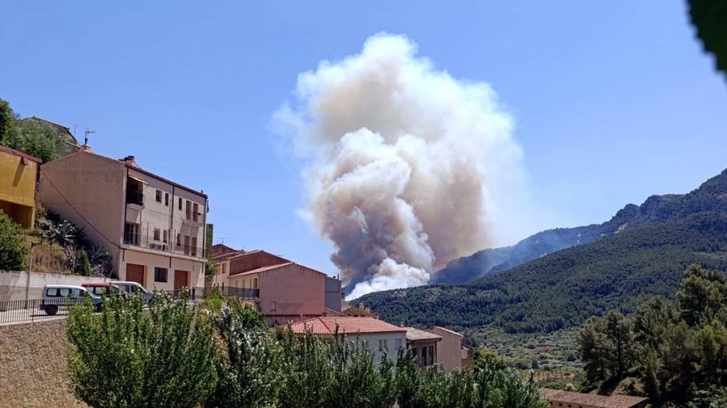 El incendio de Paüls quema ya 2.300 hectáreas y mantiene confinadas a 2.000 personas de tres localidades