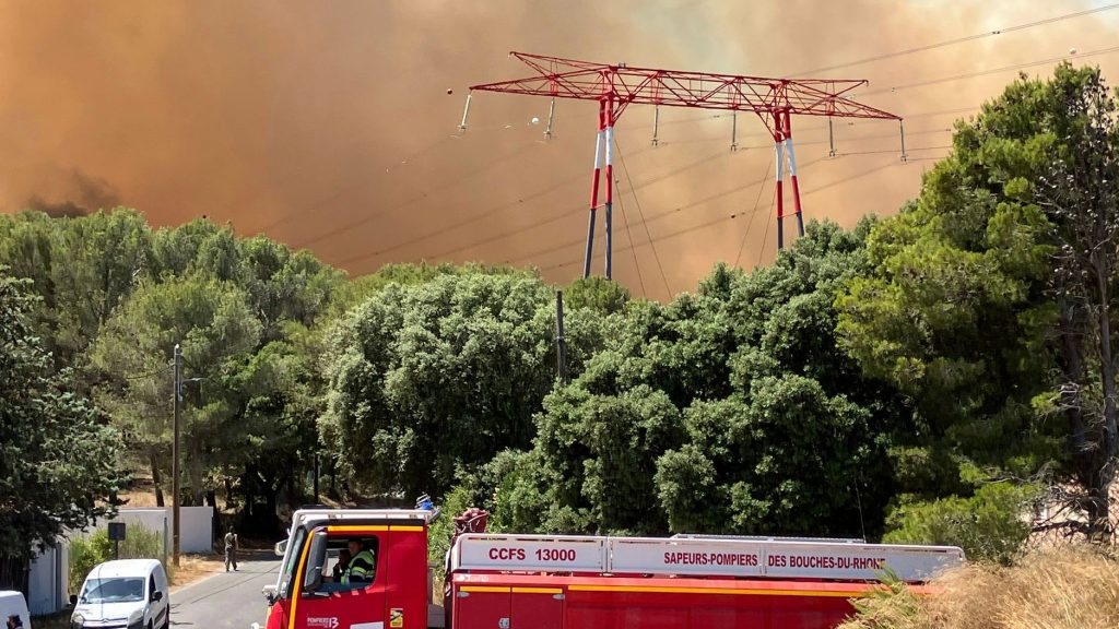Un incendio obliga a cerrar el aeropuerto de Marsella y a confinar el norte de la ciudad y varias poblaciones cercanas