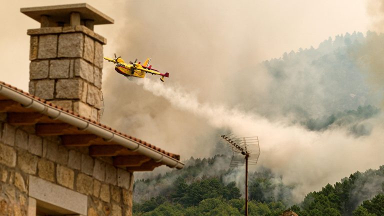 Los incendios en Cáceres, Ávila y Pontevedra siguen activos y se levanta la mayoría de los confinamientos