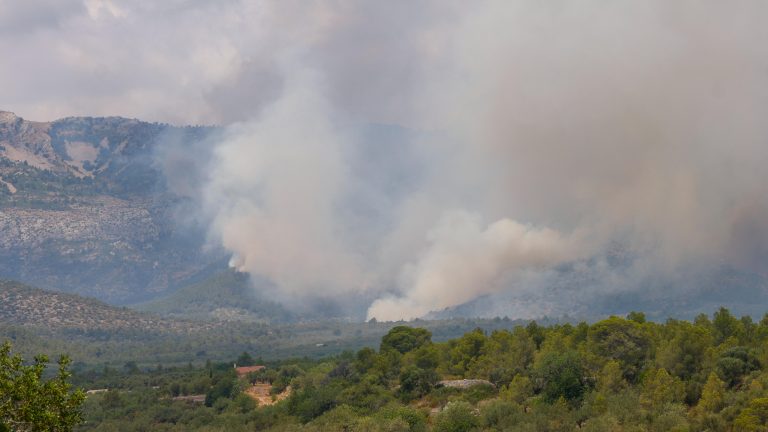 El incendio de Paüls, Tarragona, quema ya 3.137 hectáreas y confina a 18.000 personas de nueve localidades