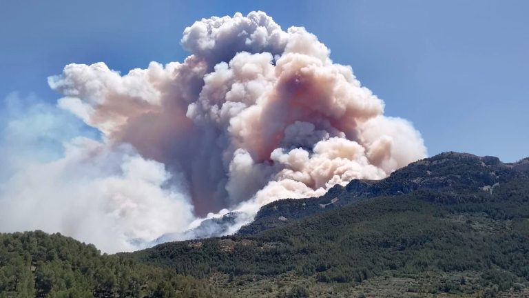 Estabilizado el incendio de Paüls, aunque se mantiene el confinamiento en esta localidad