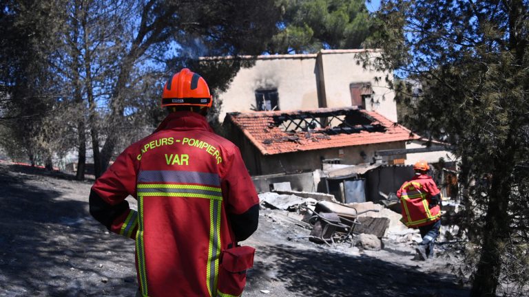El incendio que asedia Marsella continúa activo pero baja su intensidad permitiendo el desconfinamiento de los vecinos