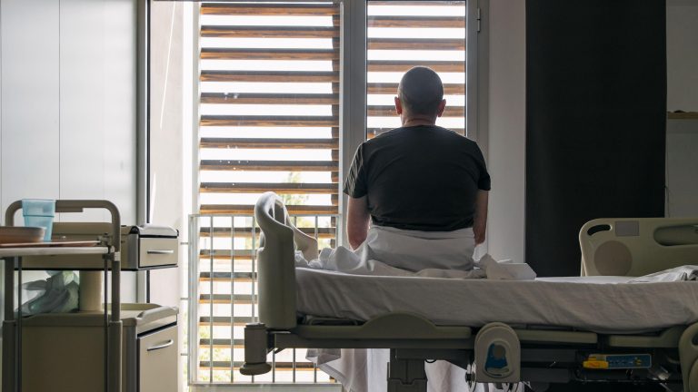 Las personas que utilizan la sanidad pública la valoran mucho mejor que quienes no la han necesitado