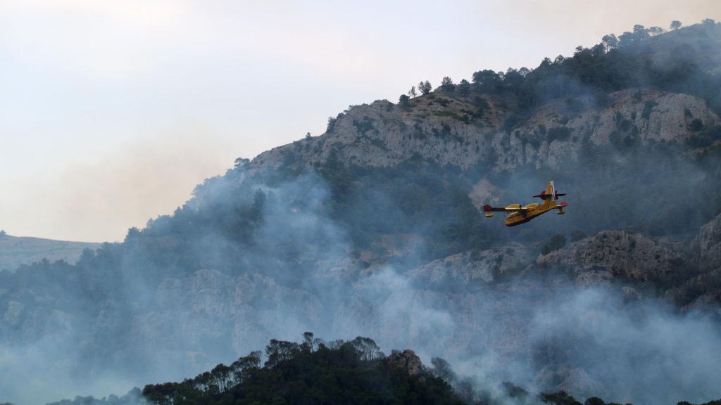 L'incendi a Paüls manté més de 18.000 persones confinades i 3.200 hectàrees cremades