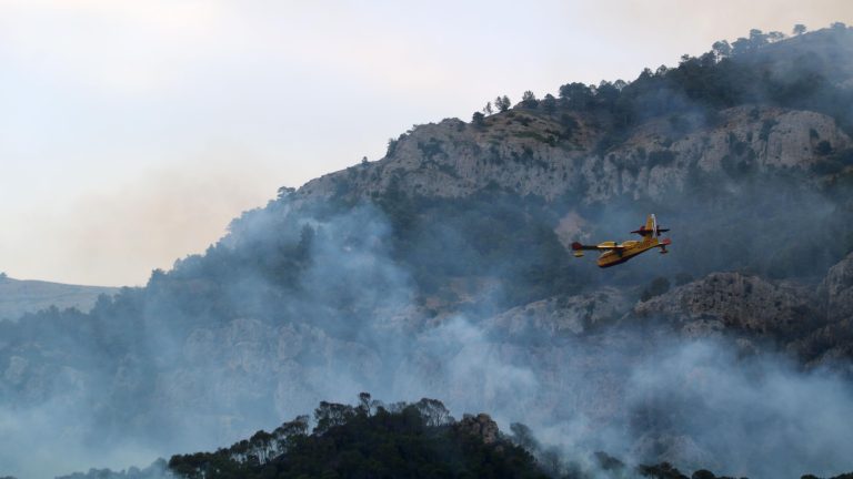L'incendi a Paüls manté més de 18.000 persones confinades i 3.200 hectàrees cremades