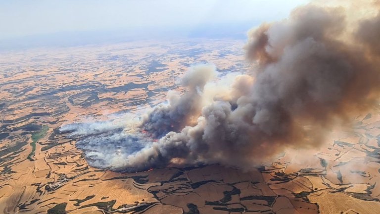 Un incendio agrícola confina a unos 450 vecinos de La Segarra, en Lleida
