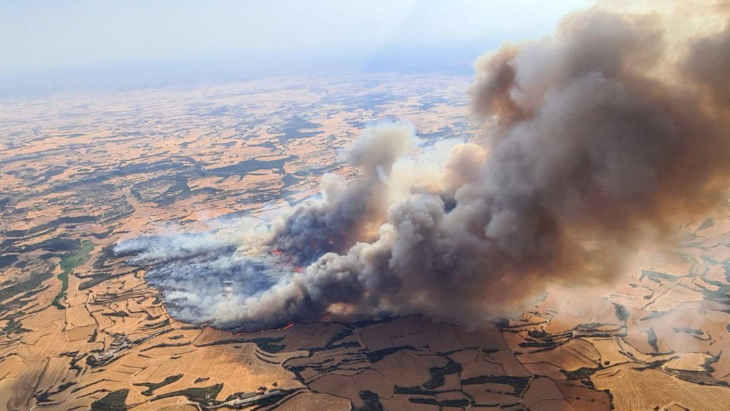Un incendio agrícola confina a unos 14.000 vecinos de La Segarra, en Lleida