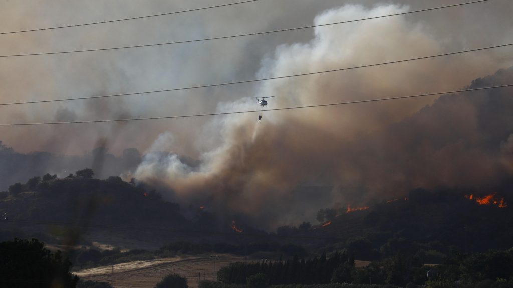Un incendio en Córdoba obliga al desalojo de 60 viviendas en Santa Ana de la Albaida y 200 personas de un club de ocio