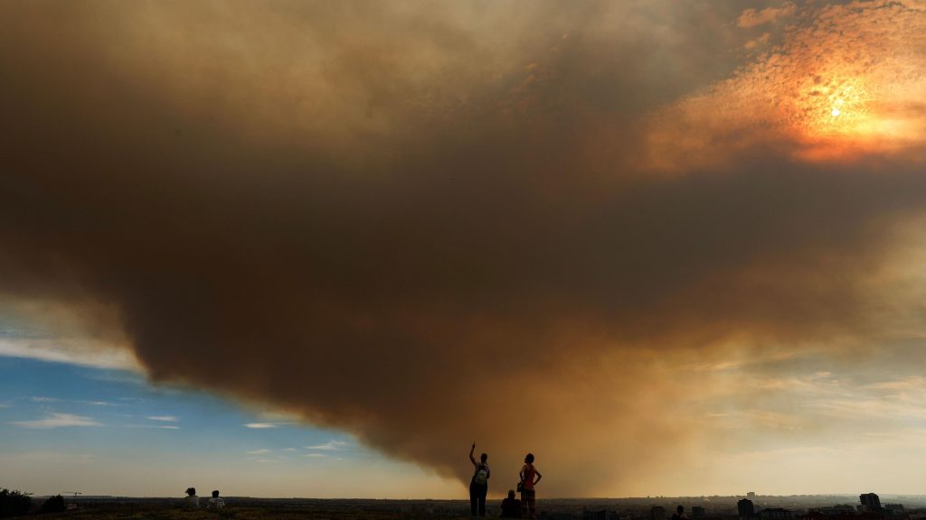 La UME se suma a la extinción del incendio de Méntrida, Toledo, que obliga a evacuar una urbanización
