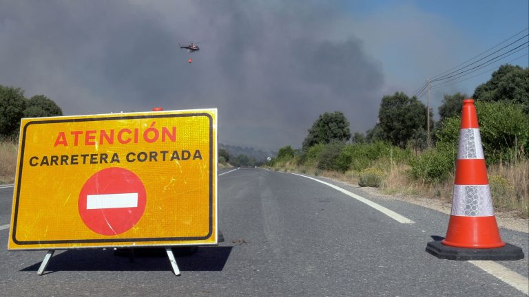 Los bomberos logran perimetrar el incendio de Ibi, Alicante, y mejora la situación en Navaluenga, Ávila