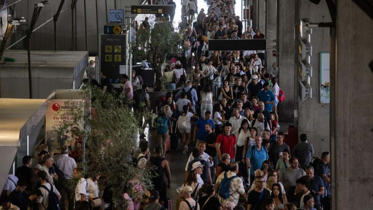Cientos de pasajeros se agolpan en el control de seguridad de la terminal 4 de Barajas