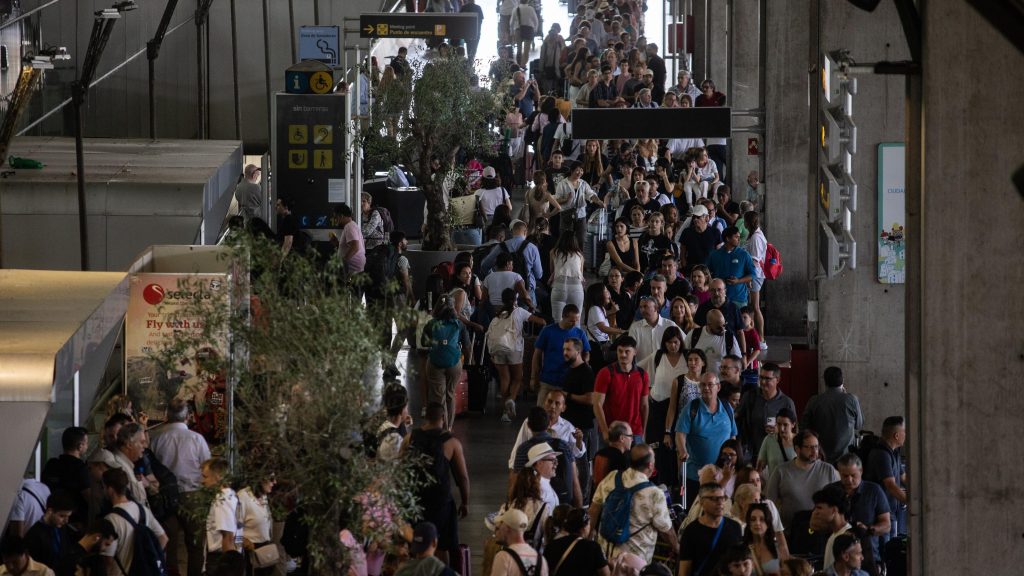 Cientos de pasajeros se agolpan en el control de seguridad de la terminal 4 de Barajas por un fallo informático