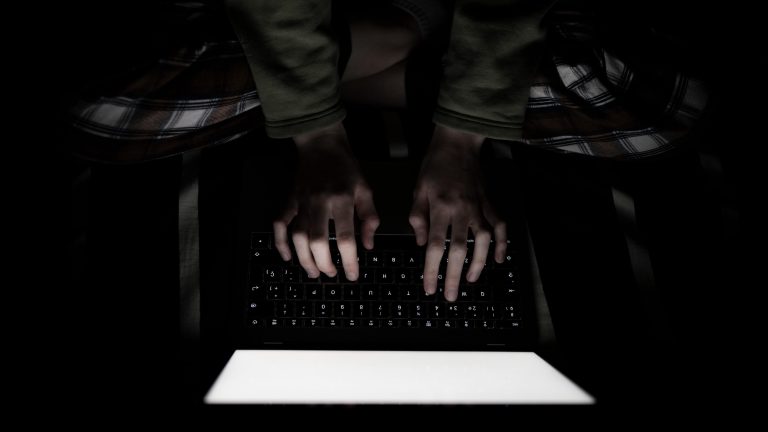 Cae una red de pedófilos que distribuía material de abuso sexual infantil por internet