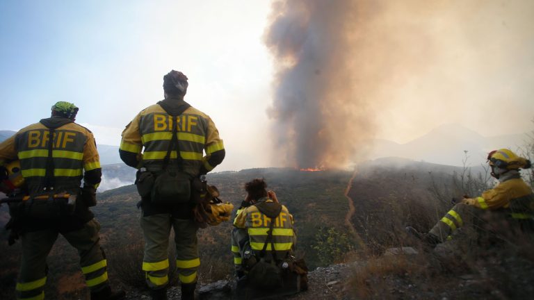 Incendios en España hoy, última hora en directo | Desalojan a los vecinos de Berlanga del Bierzo por un incendio presuntamente intencionado