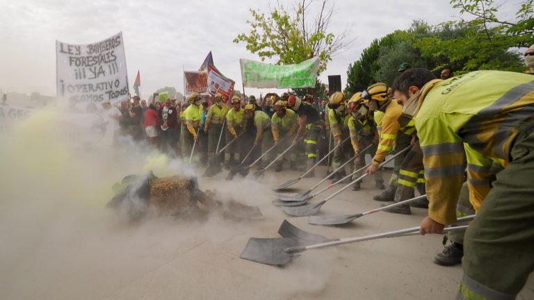 Centenares de bomberos reclaman la dimisión de Mañueco frente a las Cortes de Castilla y León