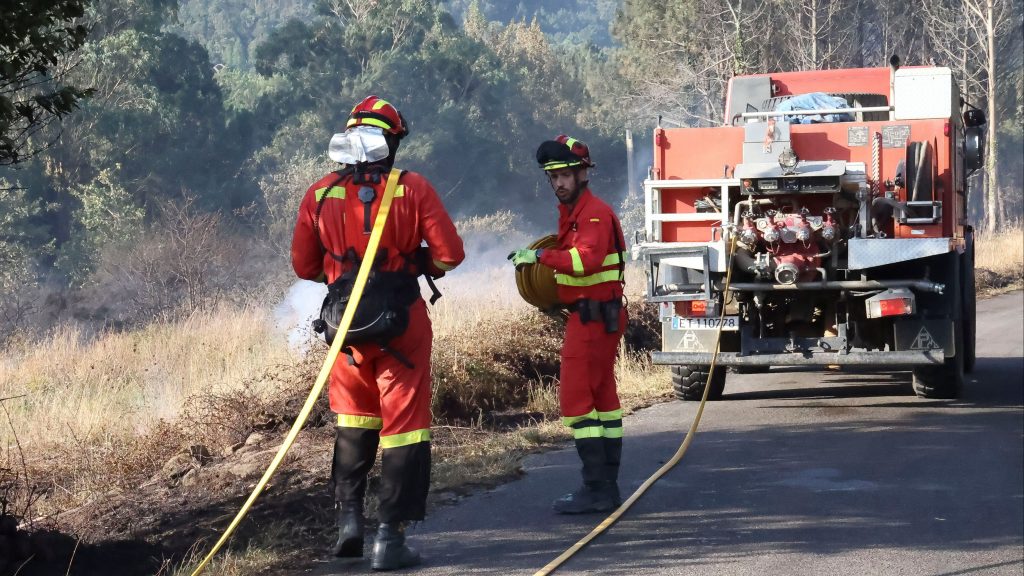 Estabilizado el incendio forestal declarado en Tarifa, Cádiz, tras obligar a desalojar a 1.500 personas