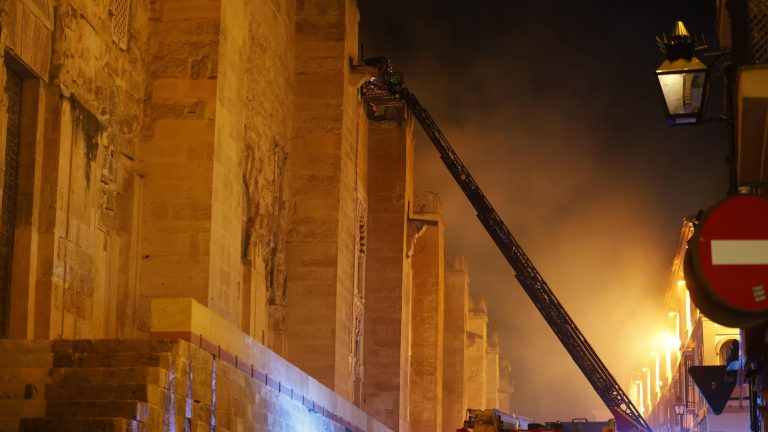 Extinguido el incendio declarado en la mezquita de Córdoba