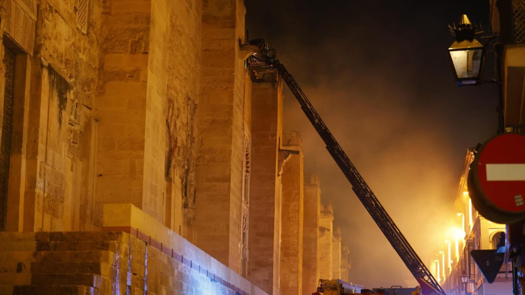 Extinguido el incendio declarado en la Mezquita de Córdoba: "Habrá daños pero no será una catástrofe"