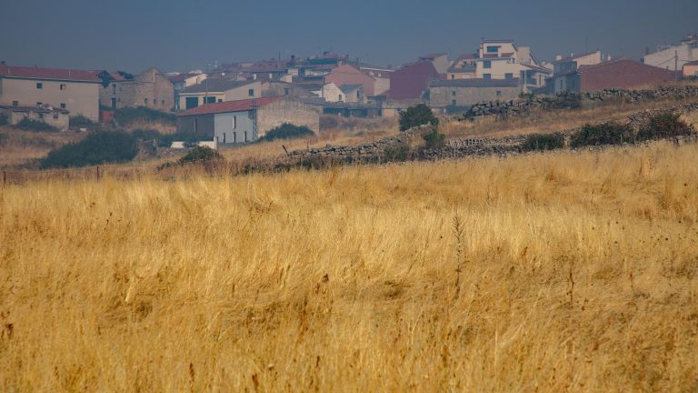 El incendio de Ávila evoluciona favorablemente aunque se mantiene el desalojo de vecinos