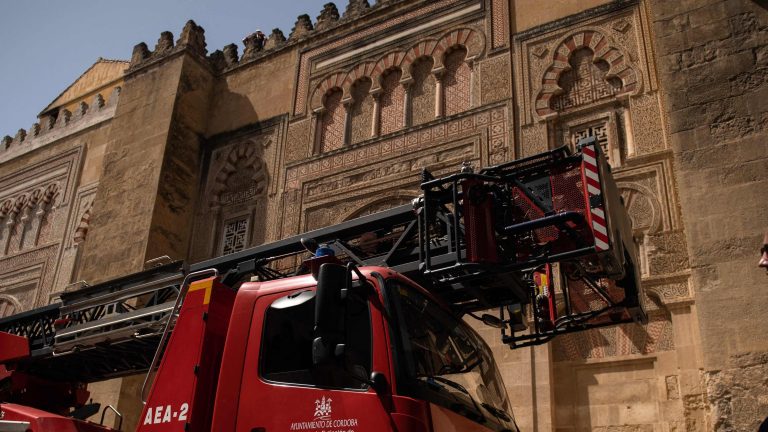 Una capilla colapsada y un cortocircuito en una barredora eléctrica: así fue el incendio en la Mezquita de Córdoba