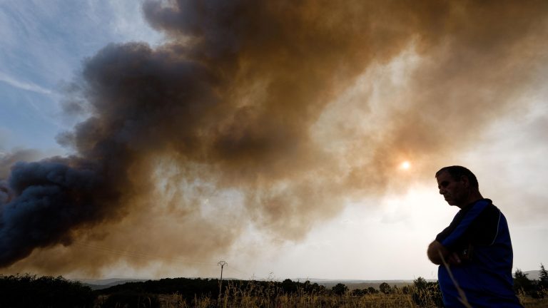 Un incendio avanza sin control en Chandrexa de Queixa, Ourense, mientras que el de Ávila enfrenta "horas críticas"