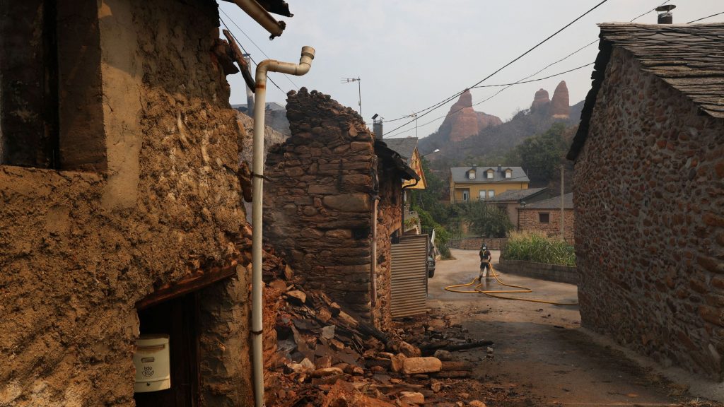 Las Médulas, un paraje Patrimonio de la Humanidad "de valor incalculable" teñido de negro por el fuego