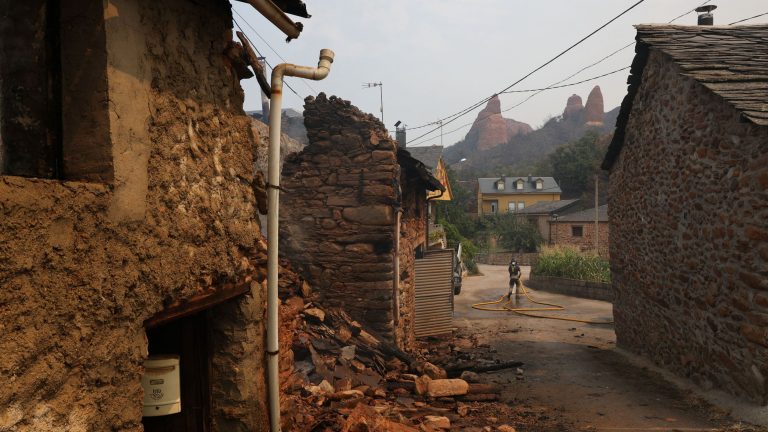 Las Médulas, un paraje Patrimonio de la Humanidad "de valor incalculable" teñido de negro por el fuego
