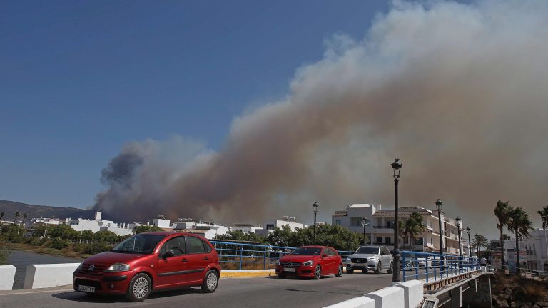 Un incendio en Tarifa obliga a desalojar a más de 2.000 personas de la zona de la playa de Atlanterra