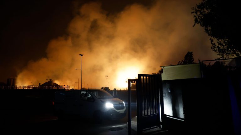 Dos heridos, uno con quemaduras graves, en un incendio fuera de control en Tres Cantos, norte de Madrid