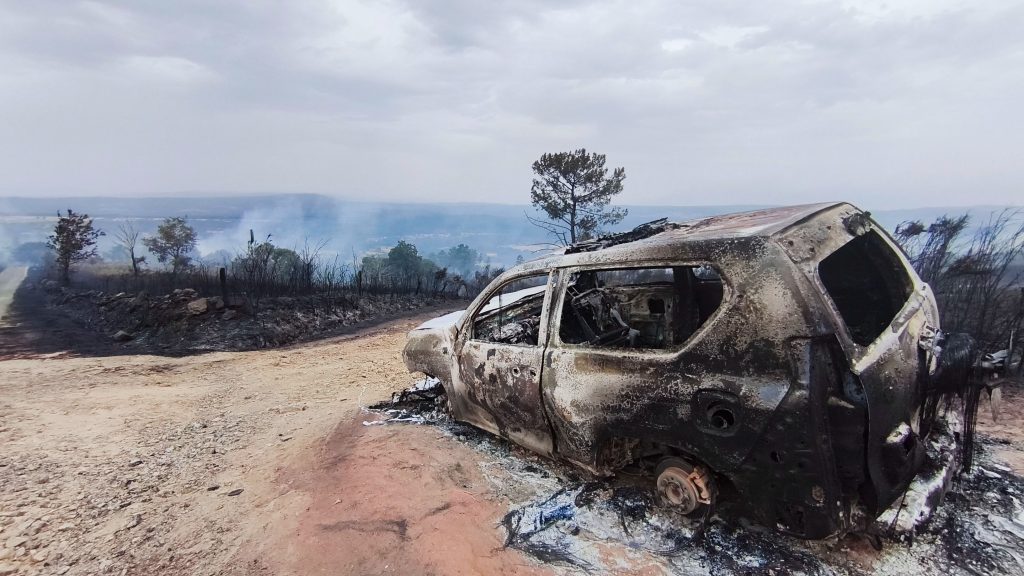 El fuego calcina el coche en el que viajaba la alcaldesa de Maceda: "Cambió el viento y nos vimos rodeados"