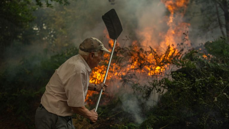 Incendios en España hoy, última hora en directo | Cerca de 8.000 vecinos evacuados en 34 poblaciones leonesas por el incendio de Molezuelas