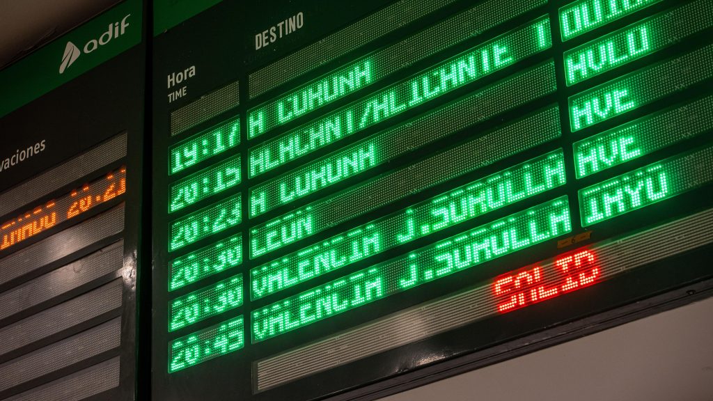 Renfe suspende la circulación ferroviaria entre Madrid y Galicia este miércoles por los incendios en Ourense