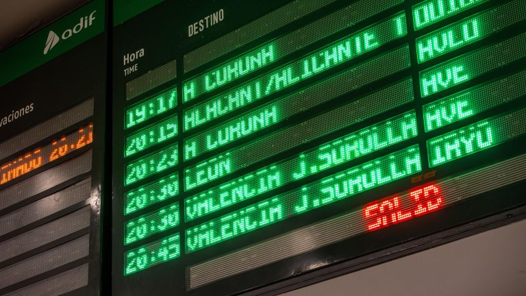 Renfe suspende la circulación ferroviaria entre Madrid y Galicia este miércoles por los incendios en Ourense