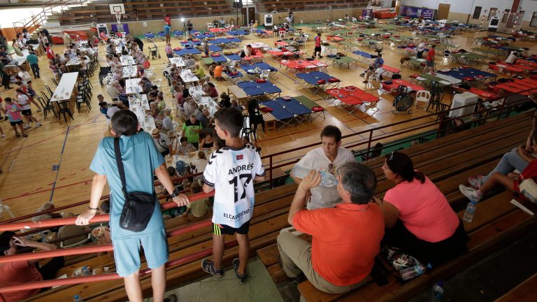 El lamento de los afectados por los incendios en Ourense: "Ni un coche, ni una avioneta, estamos abandonados"