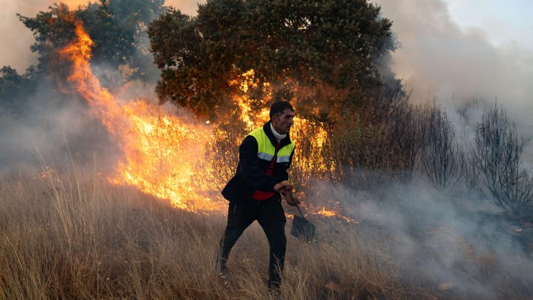 El reto de coordinar a voluntarios en incendios: "¿Cómo le dices a alguien que ve en peligro su casa que no participe?"