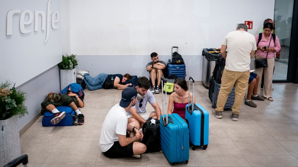 La suspensión de trenes por los incendios deja cientos de afectados en pleno puente de agosto: "Es una desesperación"