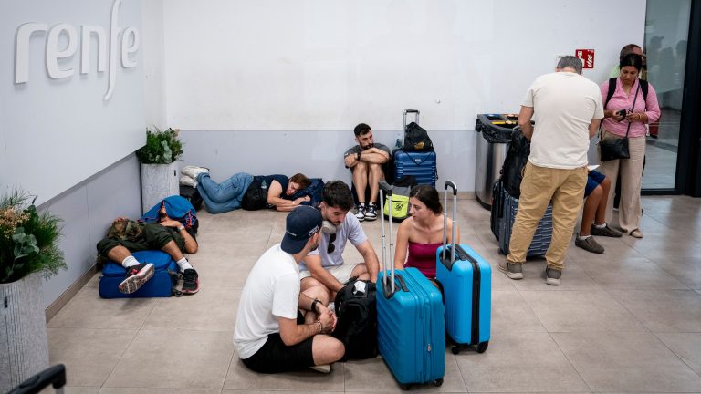 La suspensión de trenes por los incendios deja cientos de afectados en pleno puente de agosto: "Es una desesperación"